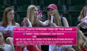 Ces filles, fan de Baseball vont se prendre en Selfie pendant tout le match.. La honte