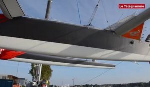 Vannes. Mise à l'eau du maxi-trimaran Ultime de Francis Joyon