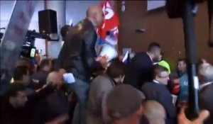 Des manifestants agressent deux dirigeants d'Air France lors d'un comité central d'entreprise