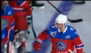 Poutine fête son 63e anniversaire en hockeyeur sur la glace de Sotchi