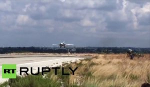 Atterrissage d’un bombardier Su-24 au ralenti