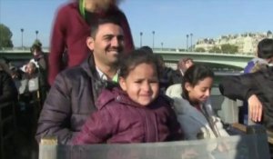 Des réfugiés découvrent Paris en bateau-mouche