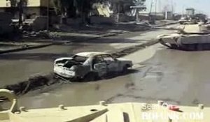 Un tank écrase une voiture piégée et provoque une explosion violente