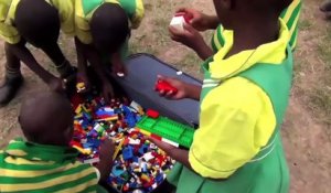 Des enfants africains jouent pour la première fois avec des LEGO... Quel bonheur!