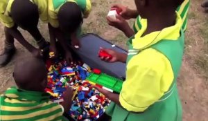 Ces enfants africains jouent pour la première fois aux LEGOS et ils adorent !