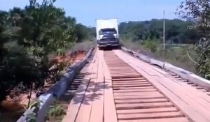 Ce camion aurait du se méfier un peu plus de l'état du pont