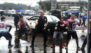 Un policier danse “Watch Me (Whip_Nae Nae)” avec des jeunes de son district