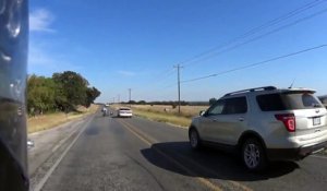 Une voiture percute intentionnellement une moto et s'en moque complètement!