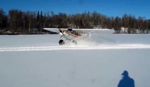 Un avion fait des drifts sur la neige en Alaska