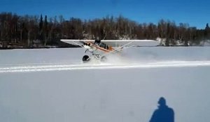 Un pilote fait des Drift en avion sur un lac gelé... Dingue