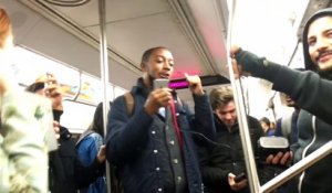 Coincés 2 heures dans le métro de NY, les passagers se mettent à chanter et danser ensemble