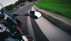 Balade en moto très risquée sur une route de montagne (Italie)