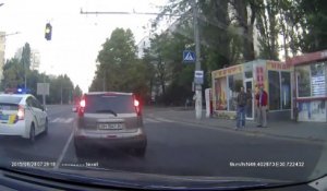 Un policier russe sympa aide une mamie à traverser la route