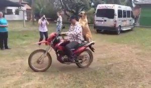 Le chien qui aimait faire de la moto...
