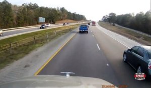 Quand un camionneur rencontre une blonde sur l'autoroute !