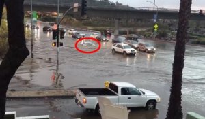Une Lamborghini continue sa route malgré les innondations