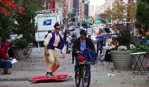 Aladdin se promène à New-York avec son tapis volant