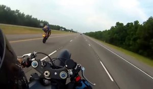 Un motard fait un wheeling sur l"autoroute en tee-shirt et se casse la figure