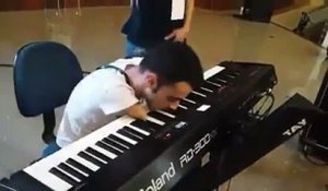 Incredible piano player without arms! Crazy