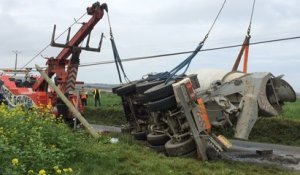 Accident : un camion toupie se renverse