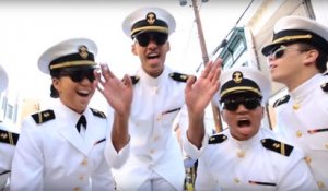 Les officiers de la Royal Navy chantent Uptown Funk de Bruno Mars
