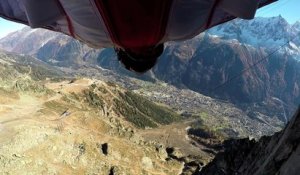 INSOLITE : elle saute en wingsuit et vole avec un aigle