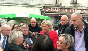 Etaples : Marine Le Pen fait campagne sur le marché
