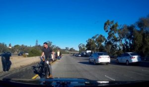 Un biker sauvé par on casque dans un accident violent sur l'autoroute