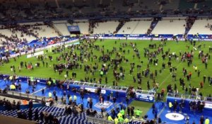 13 novembre : la foule envahit la pelouse du Stade de France