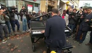 Attentats de Paris : un pianiste rend hommage aux victimes