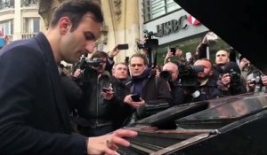 Un pianiste reprend Imagine en l'honneur des victimes des attentats