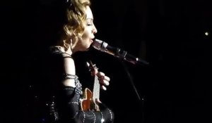 Madonna chante « La Vie en Rose » en hommage à Paris