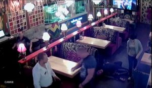 Des paramilitaires Ukrainiens règlent leurs comptes dans un restaurant