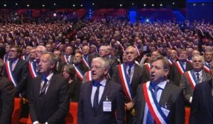 Attentats de Paris : Hollande et les maires de France chantent la Marseillaise