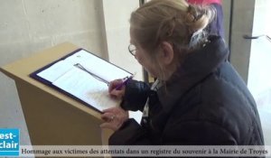 Les troyens rendent hommage aux victimes des attentats de Paris dans un registre du souvenir à la Mairie de Troyes