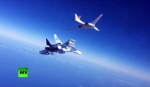 Un chasseur et un bombardier russes volent de concert vers leur objectif en Syrie