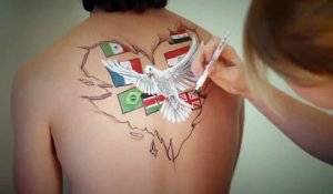 Un spécialiste du body-painting rend hommage aux victimes des attentats de Paris à travers une belle œuvre