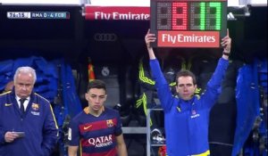 Les socios du Real applaudissent Andres Iniesta