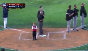Avant un match, un enfant chante l'hymne australien malgré une crise de hoquet