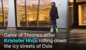 L'acteur de Game of Thrones sur un Airwheel en norvège essaie de ne pas chuter sur la glace