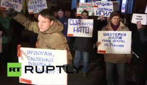 Les moscovites manifestent leur colère près de l’ambassade turque