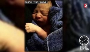 Un bébé trouvé dans une crèche de Noël émeut les États-Unis