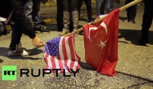 En Grèce, des activistes brûlent des drapeaux américain et turc