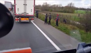 Un Chauffeur Routier fait mine d’écraser des Migrants à Calais