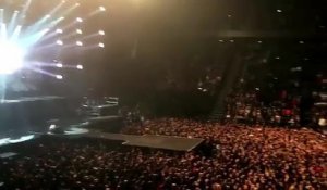 Le public chante la Marseillaise au concert de Scorpions à Bercy