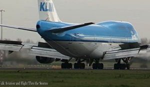 Un Boeing 747 à l'atterrissage percute un oiseau... Adieu!!!