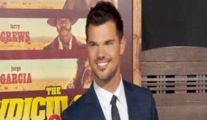 Exclu Vidéo : Taylor Lautner reste classe malgré un rôle bien grotesque dans “The Ridiculous 6 “