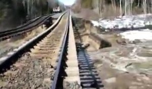 Il filme un Impressionnant Glissement de terrain sous une Voie de train