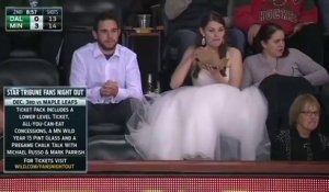 Une mariée en robe fan de NHL mange un burger dans les tribune pendant un match de Hockey... Insolite