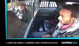 Après avoir été arrêté, il sort une arme à l'arrière de la voiture de police ! (vidéo)
